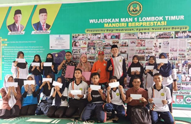 
 Belasan Siswa MAN 1 Lotim diberikan Modal Usaha Bagi Siswa MAN 1 Lotim Melalui Program PKKS