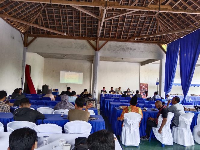 
 Puluhan wartawan Lombkk Timur menghadiri sosialisasi tahapan pemilu di Lesehan Elen pada hari sabtu (16/12).