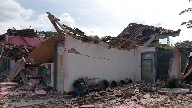 
 Ambruk, Kondisi TK Darma desa montong  baan ambruk totol pada rabu (20/12) sekitar pukul 02.45 dini hari.