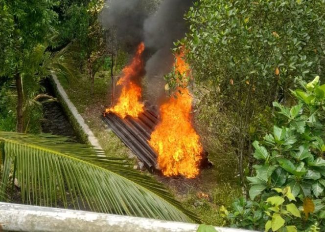 
 Dok, Pipa proyek Spam Pantai selatan yang dibakar oleh tidak di kenal pada hari Kamis (04/01)