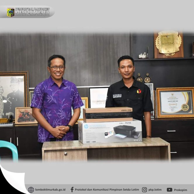 
 PJ Bupati Lombok Timur Menyerahkan secara simbolis pinjam pakai kantor Bawaslu dan laptop dan printer serta meubelair kepada Bawaslu Lotim yang diwakili Koordinator Divisi Sumber Daya Manusia Johari Marjan.