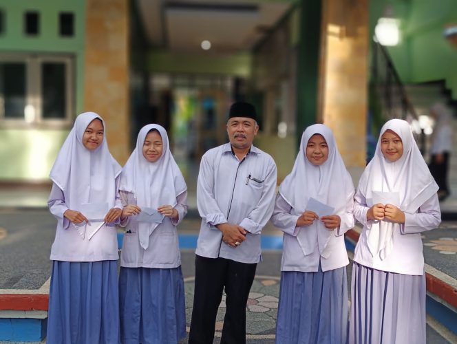 
 Berprestasi, Dua Tim MAN1 Lombok Timur bersama Kepala Madrasah Foto bersama seteleh menyerahkan hadiah setelah meraih juara Esai di STIKES Hamzar 
