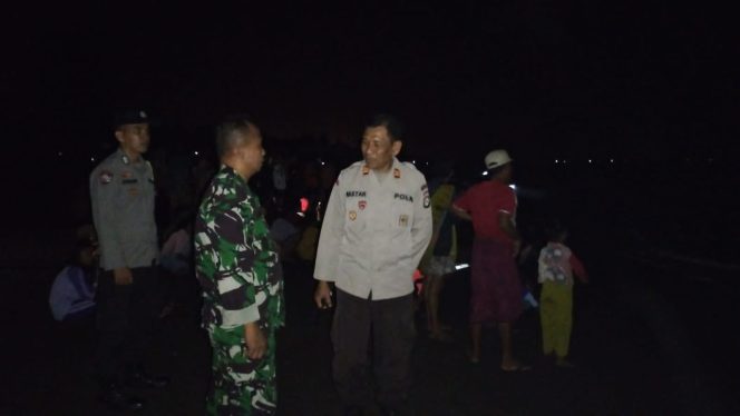 
 Tenggelam, Kepolisian Sektor Keruak bersama aparat TNI dan warga melakukan pencarian terhadap Ilham (13) yang tenggelem digulung ombak di pantai Rarangan, Desa Pijot, Senin (15/1) sekitar pukul 15.30 wita.