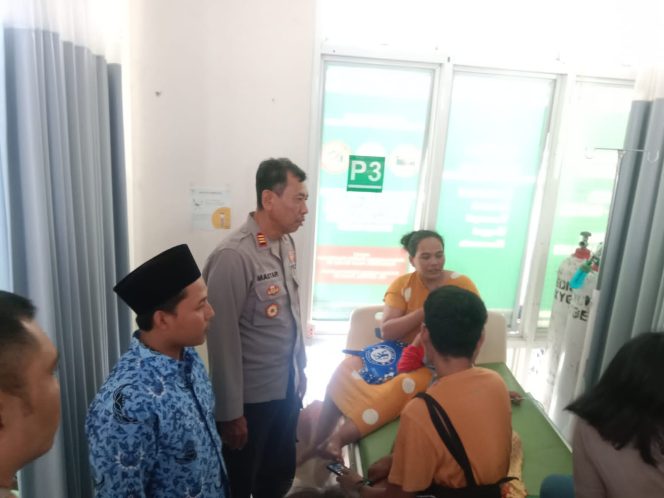 
 Keracunan, Kapolsek Keruak AKP Mastar mendatangi Rumah Sakit Patuh Karya melihat kondisi siswa yang keracunan abon ikan tongkol pada hari rabu (17/01)