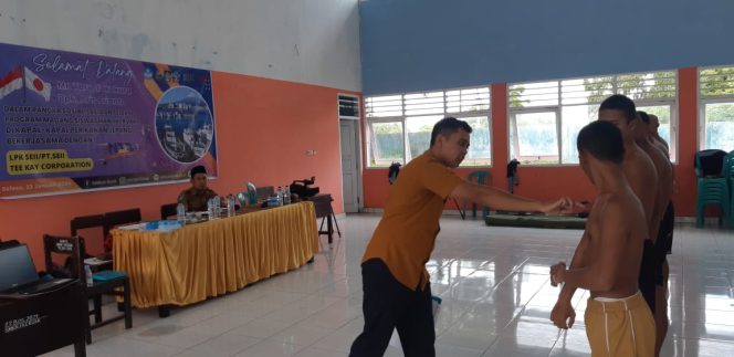 
 puluhan siswa dan siswi kelas XII SMKN 1 Keruak , mengikuti kegiatan sosialisasi dan rekruitmen tenaga kerja dari PT Semesta Indah Indonesi (PT.SEII) dan TEE Kay Coorporation Japan.