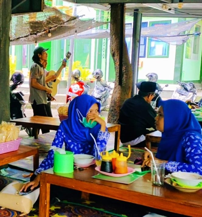
 Meresahkan, Salah satu pengamen yang sering berada di Taman Rinjani selong, pengamen ini membuat pedagang dan pengunjung merasa terganggu.