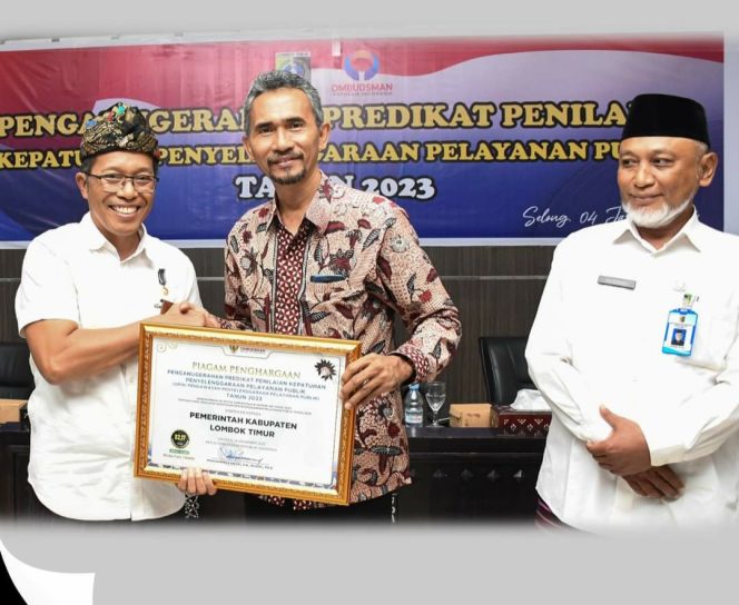 
 PJ Bupati Lombok Timur H M Juani Taofik (kiri) dan Kepala Perwakilan Ombudsman NTB Dwi Sudarsono (kanan) dan Kepala Dukcapil Lombok Timur menerima penghargaan dari Ombudsman NTB pada hari kamis (04/01) di ruang Rupatama 2.