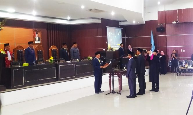 
 Ketua DPRD Lombok Timur Murnan melantik dua DPRD Pergantian Antar Waktu (PAW) pada hari Senin (08/01) di kantor DPRD lotim