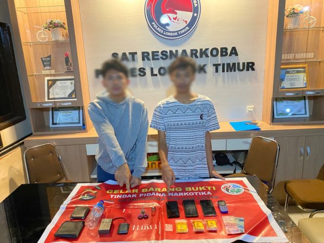 
 Dua orang terduga pelaku narkoba yang di tangkap tim Narkoba polres lombok timur senin (08/01) kemarin.