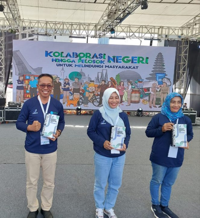 
 Foto; 
Plt. Kepala BPOM RI Rizka Andalusia, foto bersama  Pj. Bupati Lombok Timur H.M. Juaini Taofik  usai penyerahan penghargaan di acara puncak HUT BPOM ke- 23 di Jakarta, Minggu (04/02/2024).