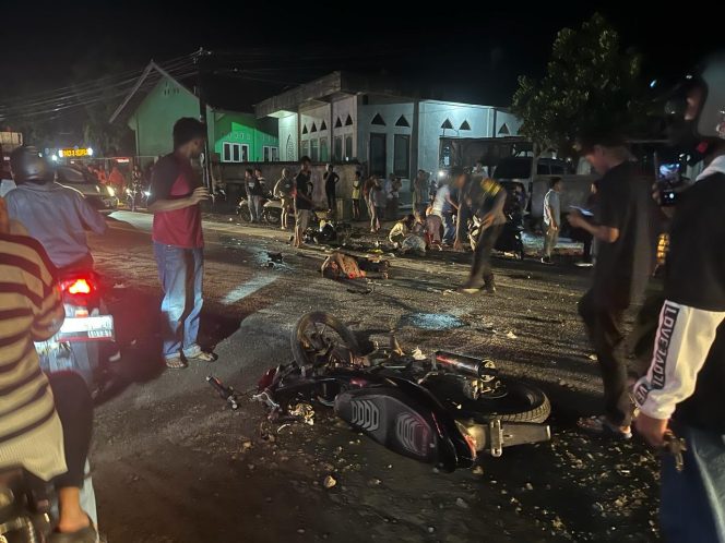 
 Dua sepeda motor bertabrakan di jalan negara Mataram - Labuhan Lombok pada hari senin (05/02) sekitar pukul 21.00 wita, akibatnya, tiga orang meninggal dunia.