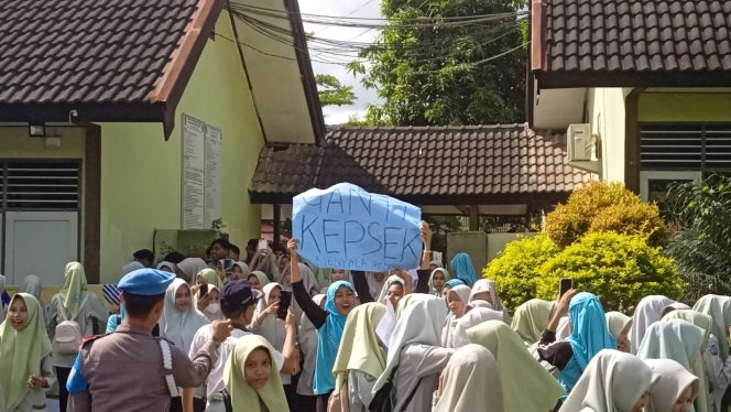 
 Foto, Ratusan siswa SMAN 1 Keruak Melakukan aksi di halaman sekolah pada hari Rabu (07/02) kemarin.