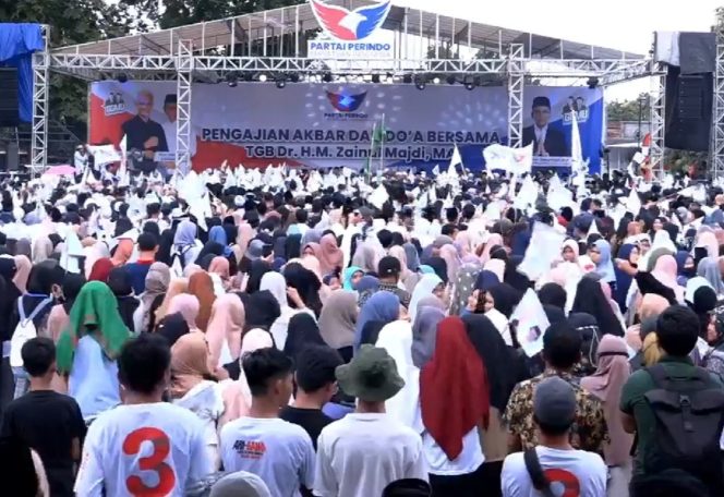 
 Ribuan Orang Hadiri Doa Bersama TGB Untuk Ganjar - Mahfud MD pada hari senin (05/02k