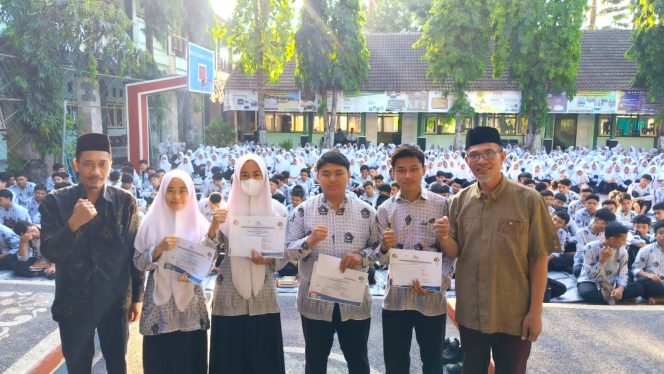 
 Foto, Siswa MAN 1 Lotim Bersama Guru pembina Olimpiade Bahasa Arab saat memberikan sertifikat penghargaan 