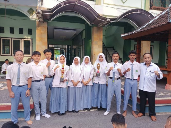 
 Dua tim band MAN 1 Lotim yang ikuti lomba band Manda Band Festival berlangsung pada Sabtu 2 Maret 2024 di Taman Budaya Mataram dan sukses meraih dua juara.