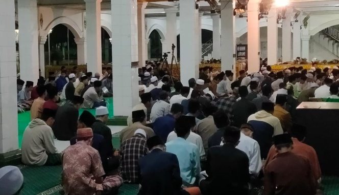 
 Foto, Pemuda dan tokoh adat di Lombok Timur menggelar Istigosah, Hiziban Akbar, Do’a dan Dzikir bersama menjaga kondusifitas situasi kamtibmas yang aman dan Pemilu damai tahun 2024 di wilayah NTB.