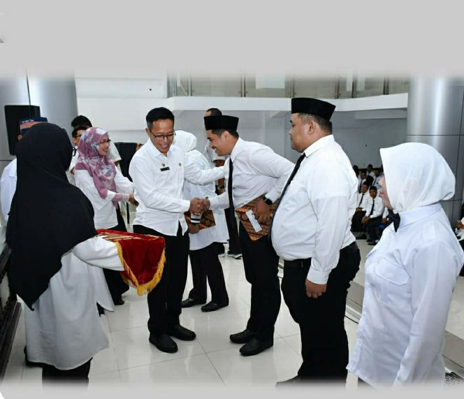 
 Pj. Bupati Lombok Timur, H. M. Juaini Taofik, secara resmi menyerahkan Surat Keputusan (SK) kepada 382 tenaga honorer yang telah berhasil lolos seleksi Pegawai Pemerintah dengan Perjanjian Kerja (PPPK)