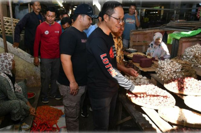 
 PJ Bupati Lombok Timur H M Juaini Taofik saat melakukan kunjungan ke pasar dalam rangka menjalankan program Sultan