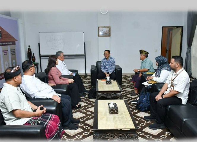 
 Pj. Bupati Lombok Timur H. Muhammad Juaini Taofik menerima kunjungan Dewan Pertimbangan Presiden (Wantimpres) pada hari Kamis (14/3).