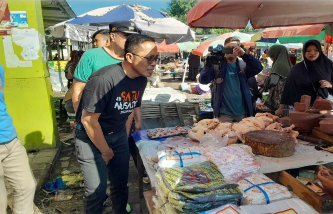 
 Pj Bupati Lombok Timur HM Juaini Taofik mengunjungi pasar memastikan harga kebutuhan tidak meningkat.