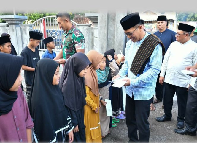 
 Pj Bupati HM Juani Taofik memberikan santunan ke Anak Yatim