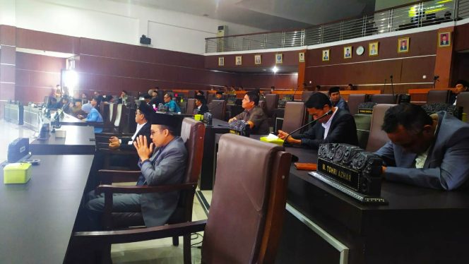 
 Dewan Perwakilan Rakyat Daerah (DPRD) Kabupaten Lombok Timur, Rapat Paripurna XIII Masa Sidang II terkait Penyampaian Penjelasan Pimpinan Bapemperda terhadap Raperda Inisiatif DPRD tentang Rencana Induk Kepariwisataan Kabupaten Lombok Timur Tahun 2024 - 2038. Rapat berlangsung di ruang sidang utama DPRD. Senin (25/3/2024)