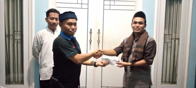 
 Ketua FWMO Lombok Timur Syamsul Rizal menyerahkan Tambahan Dana PayLater ke Kepala Bidang Ekbis Yoni Ariadi usai menggelar buka bersama pada hari kamis (04/04)