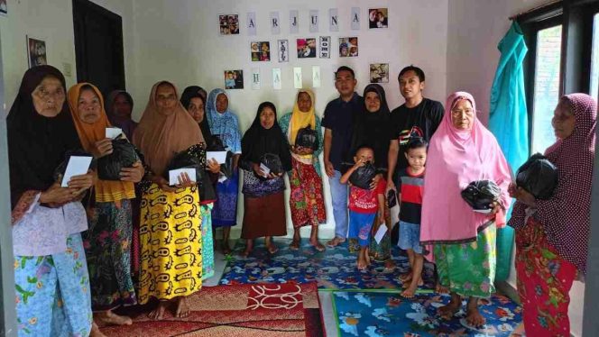 
 Gandeng, FWMO, Bulog, Dikbud Sikur dan Kasat Narkoba Polres Lotim, PGBB Desa Loyok Santuni Dhuafa