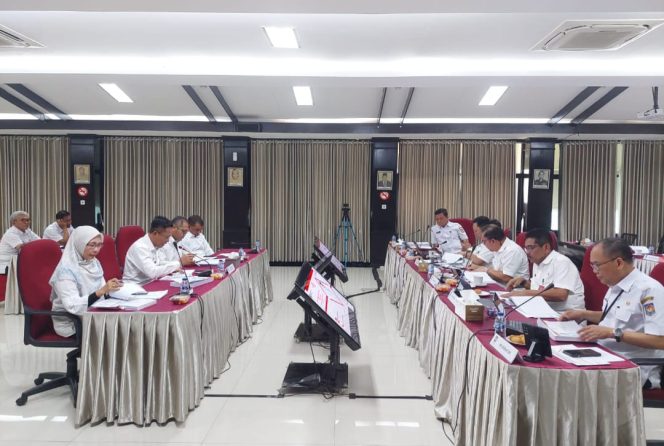 
 Penjabat (Pj.) Bupati Lombok Timur H. Muhammad Juaini Taofik didampingi Tim yang diantaranya terdiri dari Inspektur Daerah dan kepala Dinas Kesehatan, Kepala Dinas Perdagangan serta sejumlah pimpinan OPD mengikuti rangkaian evaluasi kinerja penjabat kepala daerah. Kegiatan berlangsung Rabu (24/4) di Lantai 8 Itjen Kemendagri.