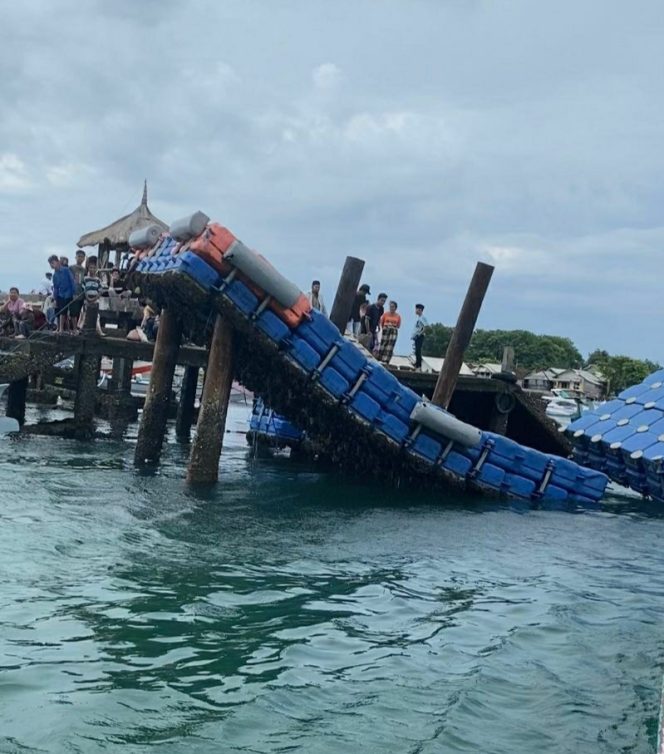 
 Jembatan penyebrangan Desa Pulau Maringkik Kecamatan Keruak kabupaten Lombok Timur ambruk pada hari kamis (11/05) sekitar pukul 13.00 wita.