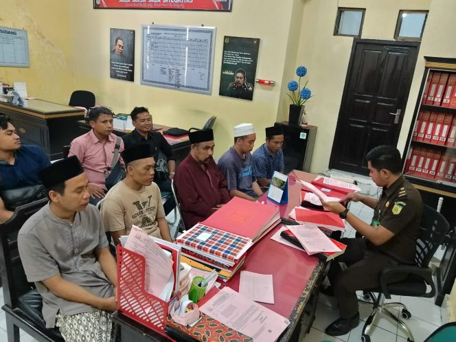 
 Foto, Lima orang tersangka pembakaran Pipa Spam pantai selatan yang serahkan ke kejaksaan Lombok Timur pada hari kamis (02/05)
