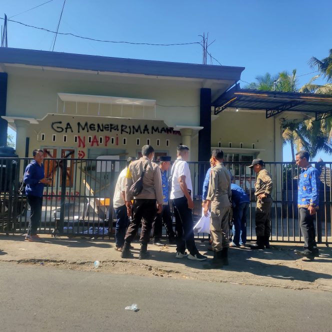 
 Kantor Desa Nyiur Tebel, Kecamatan Sukamulia, Kabupaten Lombok Timur (Lotim) disegel warga pada hari Senin dinihari (20/5)