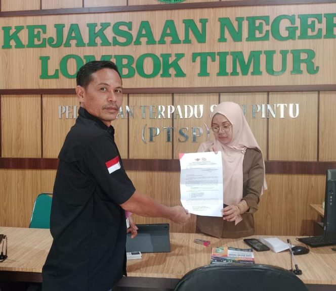 
 foto: Ketua FRB NTB Eko Rahadi melayangkan Laporan Pengaduan dugaan penyalahgunaan Add di desa Pengkelak Mas dan Desa Pematung kepada Kejari Lotim 