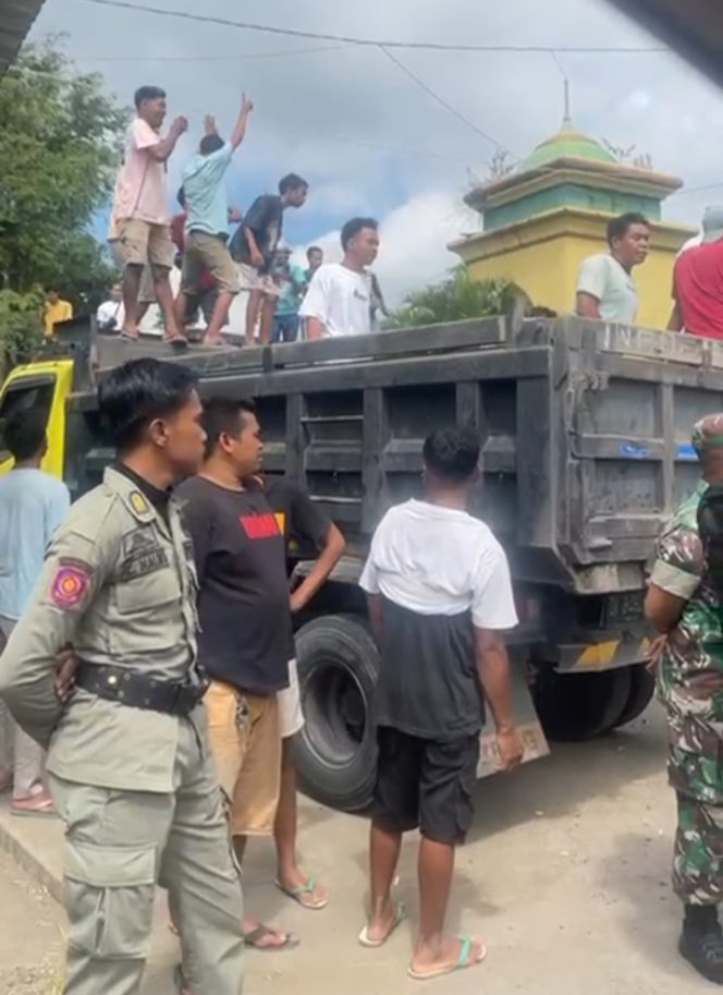
 Foto : Puluhan Sopir melakukan unjuk rasa menolak kenaikkan pajak MBLB di wilayah Jenggik kecamatan terara wilayah perbatasan Lotim dan loteng