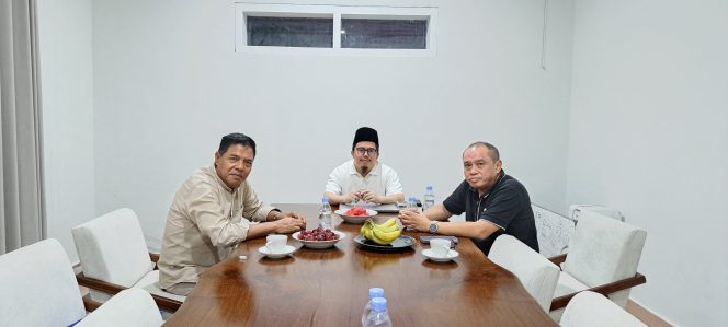 
 Foto : Warisin  bersilaturahmi dengan ketua umum PB NW RTGB KH. Lalu Gede Muhammad Zainuddin Atsani di Mataram pada hari ( 11/06).