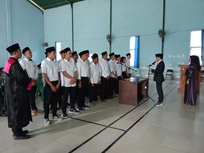 
 Foto : Pengawas Kecamatan Sakra Barat Kabupaten Lombok Timur Melantik 18 Pengawas Pemilu Desa/Kelurahan (PKD) Pemilihan Kepala Daerah serentak 2024, di Aula Kantor Camat Sakra pada Hari Sabtu (01/06).