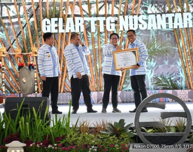 
 Foto : PJ Bupati Lombok Timur menerima penghargaan Gelar Teknologi Tepat Guna (TTG) Nusantara Tahun 2024 dari Kementerian Desa, Pembangunan Daerah Tertinggal dan Transmigrasi (Kemendes PDTT) Republik Indonesia atas kontribusi dan kerja keras dalam membina dan pengembangan teknologi tepat guna pada Senin pagi, ( 15/07).