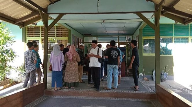 
 Foto : Puluhan masyarakat yang tidak lulus anaknya sekolah jalur zonasi mendatangi SMAN 1 Sakra pada hari Senin (08/07). 