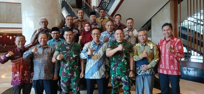 
 Foto : Penjabat (Pj.) Bupati Lombok Timur H. Muhammad Juaini Taofik, didampingi Pj.Sekretaris Daerah, Inspektur Daerah, Asisten, serta sejumlah pimpinan OPD, mengikuti rangkaian evaluasi kinerja penjabat kepala daerah triwulan ke III, Jum'at, (12/07) di lantai 8 Inspektorat Jenderal (Itjen) Kementerian Dalam Negeri, Jakarta.