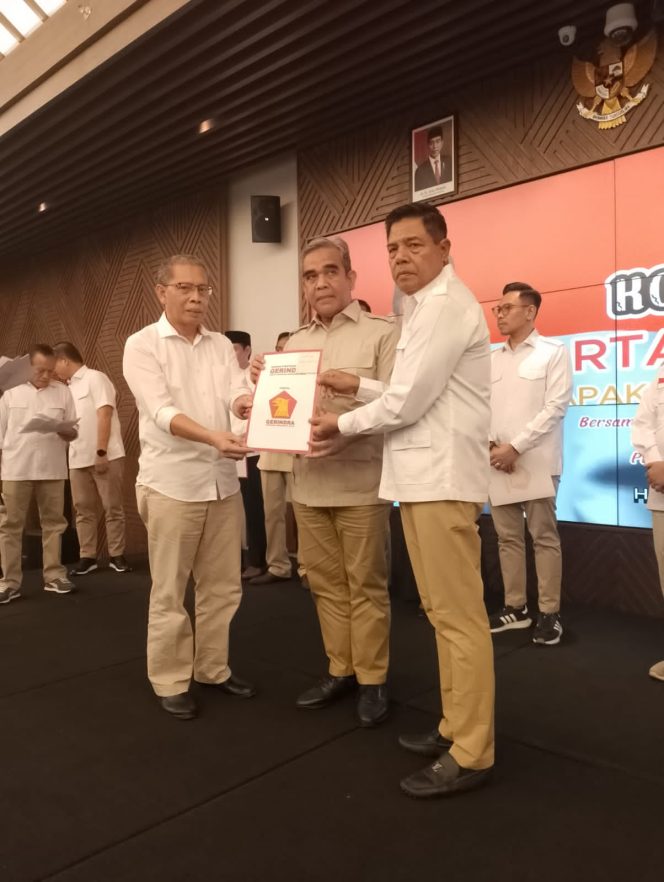 
 Foto : Sekretaris Jenderal Dewan Pimpinan Pusat (Sekjen DPP) Partai Gerindra, Ahmad Muzani memberikan surat tugas ke pasangan H. Khaerul Warisin dan H Edwin sebagai Bakal calon bupati dan wakil Bupati Lombok Timur Rabu ( 17/07).