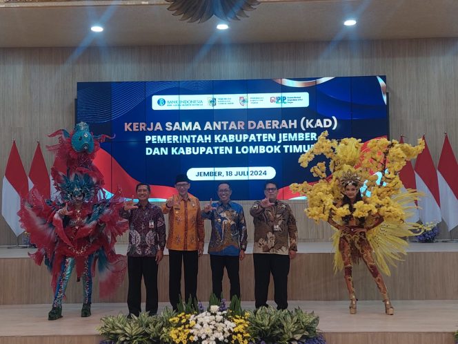
 Foto : Pj. Bupati Lombok Timur H.Muhammad Juaini Taofik dan Bupati Jember H. Hendy Siswanto yang diwakili oleh Wakil Bupati KH. M.B Firjaun Barlaman pada Kamis, 18 Juli 2024 di Pendopo Bupati Jember menandatangi MoU masarkan dan mengolah hasil pertanian.