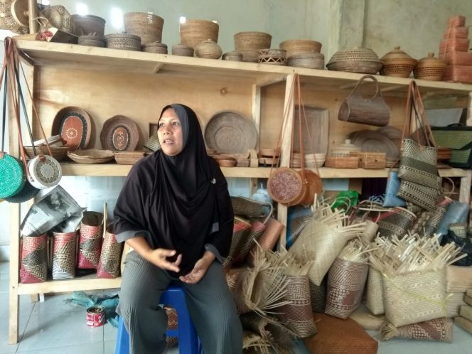
 Foto : Salah satu pengrajin anyaman bambu desa loyok Kecamatan Sikur Kabupaten Lombok Timur