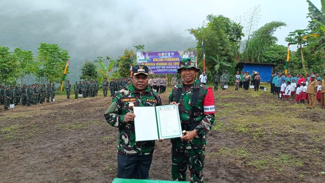 
 Foto: Bupati Kabupaten Manokwari Hermus Indouw, S.IP.M.H yang didampingi Dandim 1801/Manokwari Letkol Inf Agus Prihanto Donny.,S.Sos membuka TMMD