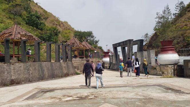 
 Foto : Rest Area Pusuk Sembalun dikeluhkan pengunjung. Tampak sejumlah berugak yang atapnya sudah hancur lebur tetapi tidak di urus dengan baik.