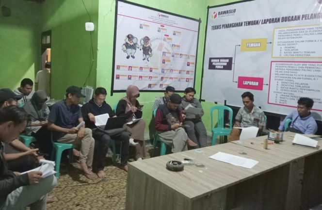 
 Foto : Panwascam Sakra Barat Bersama 18 PKD menggelar rapat koordinasi membahas temuan - temuan dilapangan terkait masyarakat yang belum di coklit yang menyebar di semua desa.