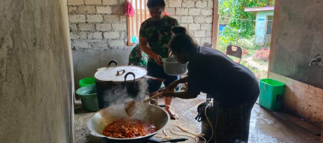 
 Antusias Warga Kwau Terus Bantu Satgas TMMD Kodim 1801-01/Manokwari MeMasak Di Dapur Lapangan
