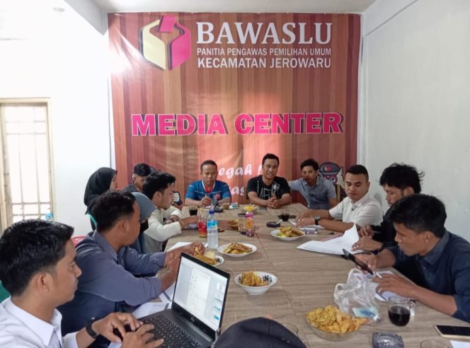 
 Lakukan Uji Petik Pasca 100 Persen Coklit, Panwascam Jerowaru Temukan Puluhan Pemilih Belum Tercoklit