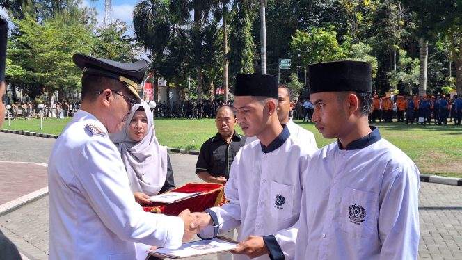 
 Pj. Bupati Lombok Timur Serahkan 285 SK Remisi Umum Narapidana