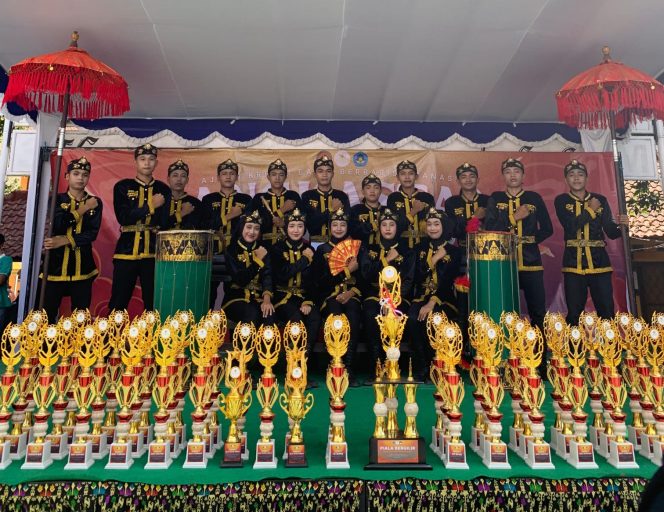
 Foto : Tim Paskib Man 1 Lombok Timur berhasil meraih juara umum yang kedua kalinya di ajang Lomba Paskib yang di gelar oleh SMAN 8 Mataram Ahad (01/09).