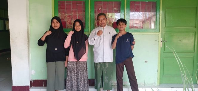
 Foto : Dua Siswa MTs NW Pengkelak Mas Luluk Ayu Lestari (Juara 1) dan Gesa NK ( Juara 3) bersama kepala MTs NW Pengkelak Mas H Asman Mujiburrahman memberikan Apresiasi kepada siswa yang berpretasi